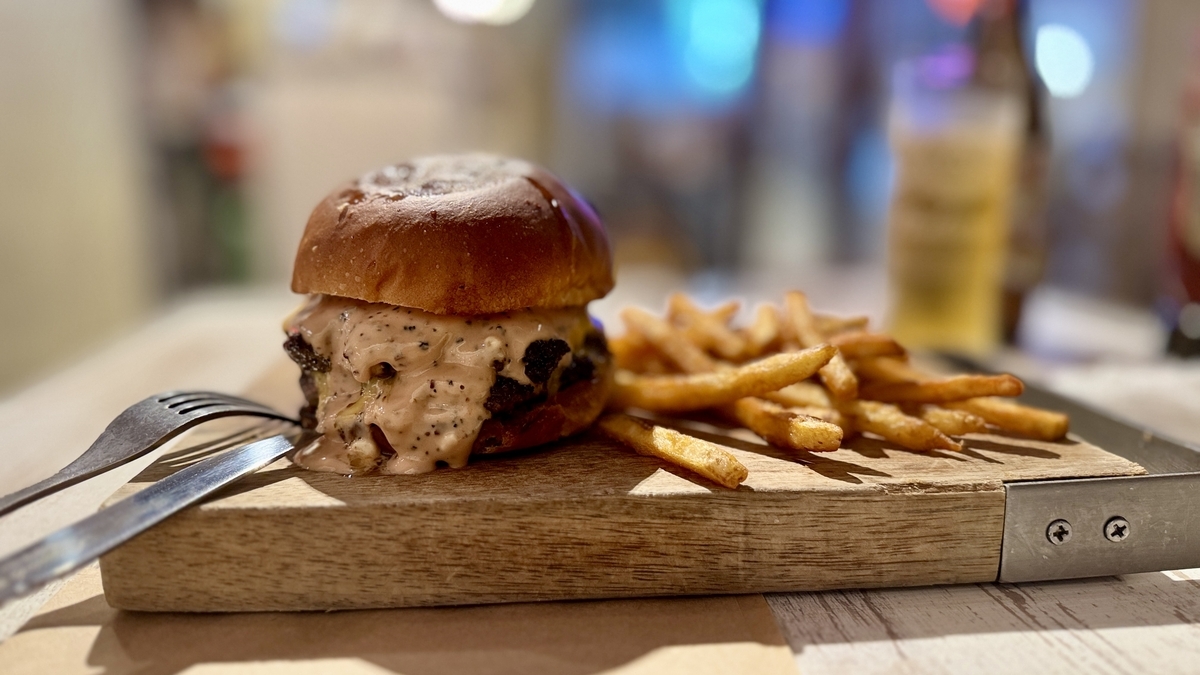 アメ村で人気！心斎橋RICH GARDENで味わう極厚バーガー｜20cm級の巨大