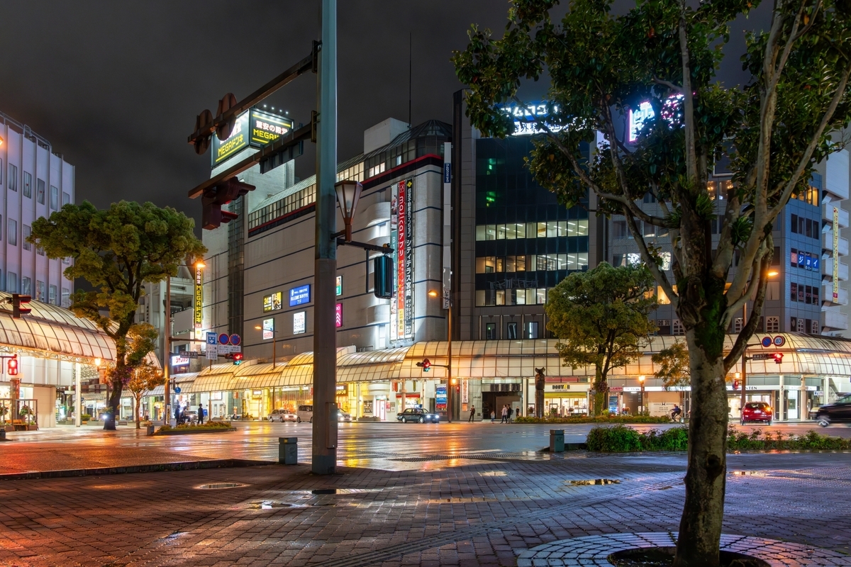橘通り三丁目の夜景とアーケード沿いに続く店舗の明かり