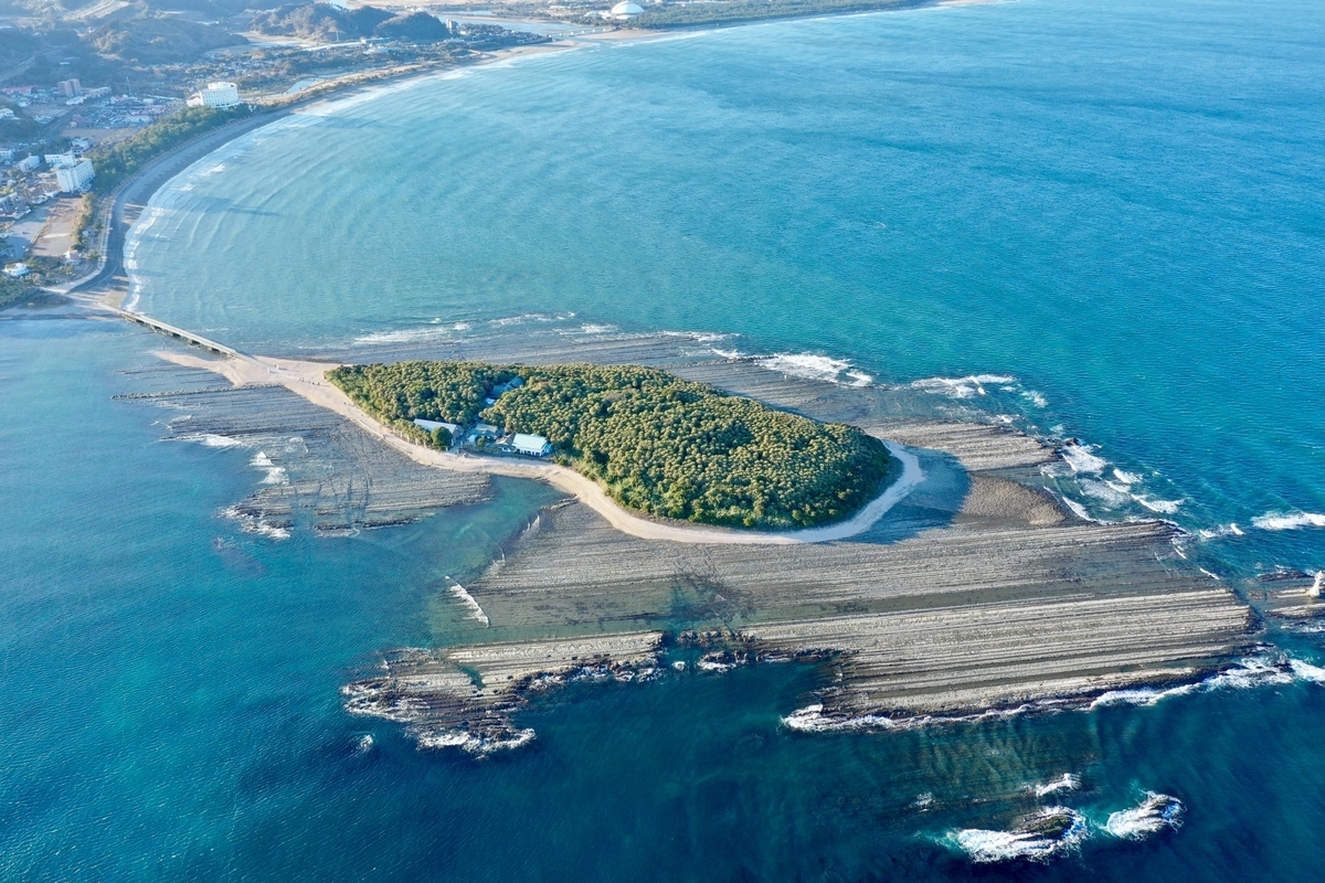 青島全体を見渡せる海に囲まれた島の空撮風景