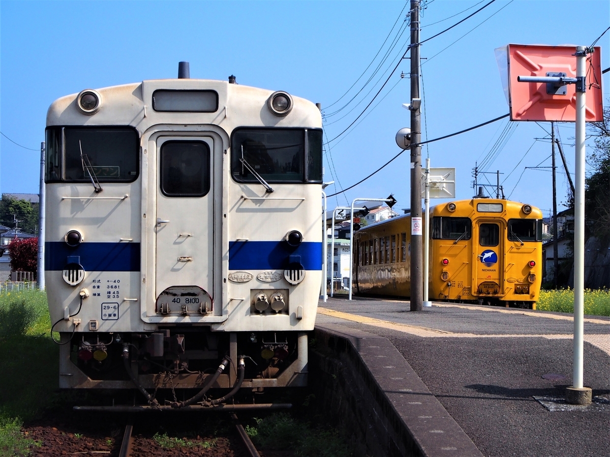 青島駅に到着するJR日南線の列車の様子