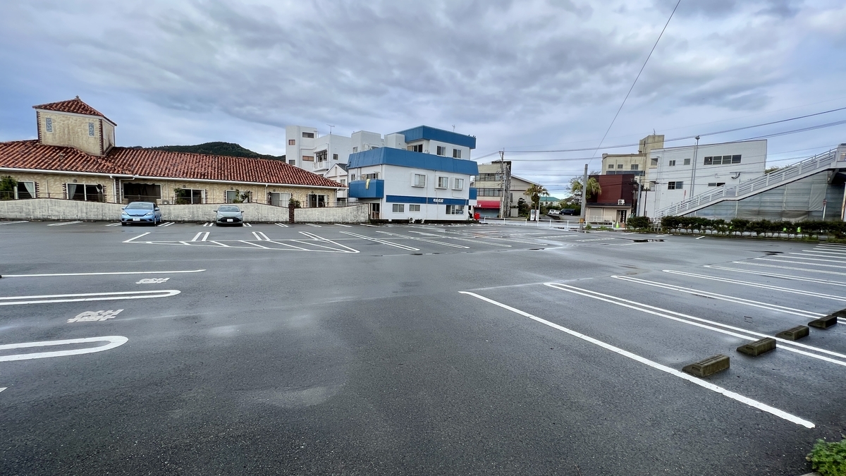 青島参道口駐車場の広い駐車場の様子