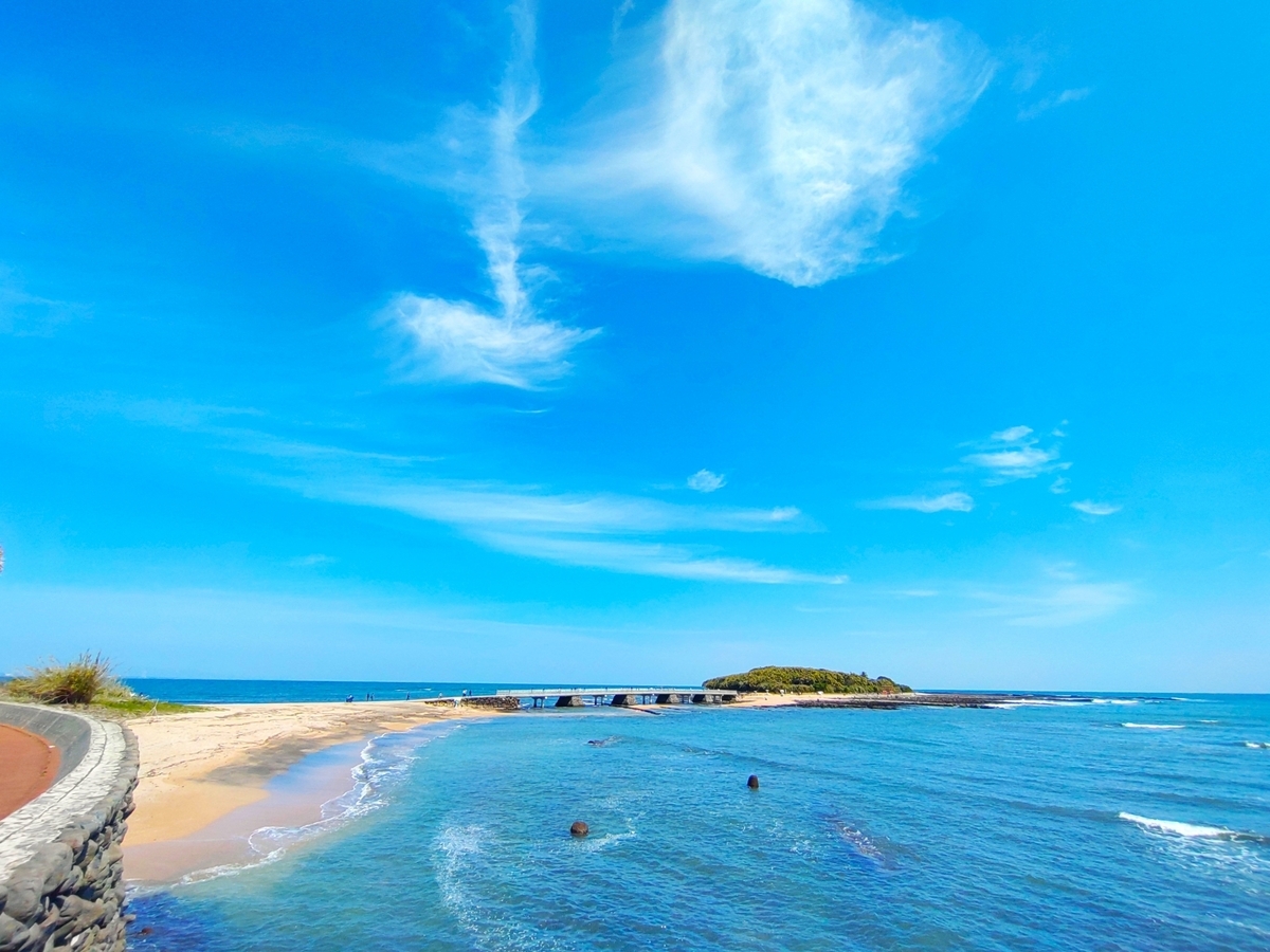 青島周辺の白砂と青い海が広がる海岸風景