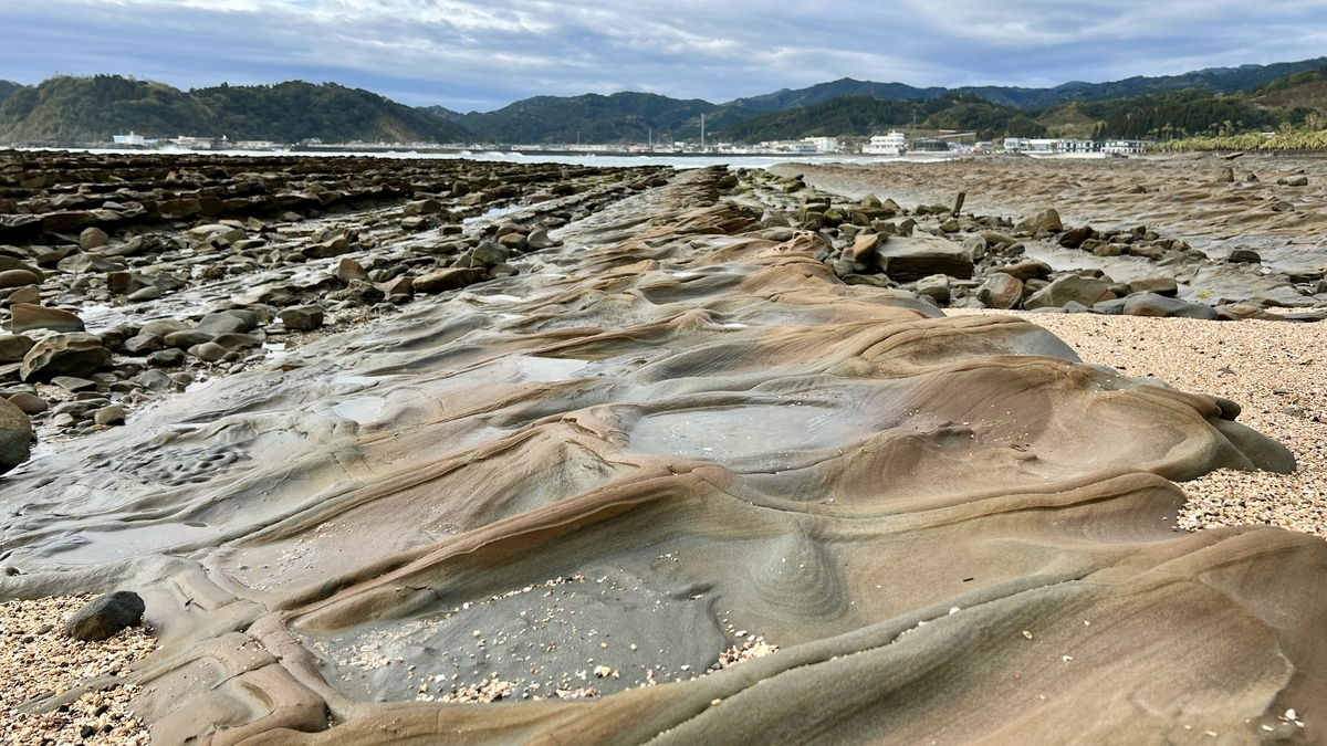 青島の海岸で干潮時に現れる岩の層が美しく並んだ鬼の洗濯板の風景