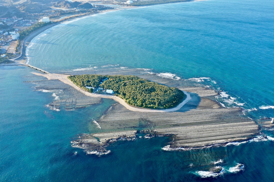 青島全体と鬼の洗濯板が広がる海岸を上空から見た風景