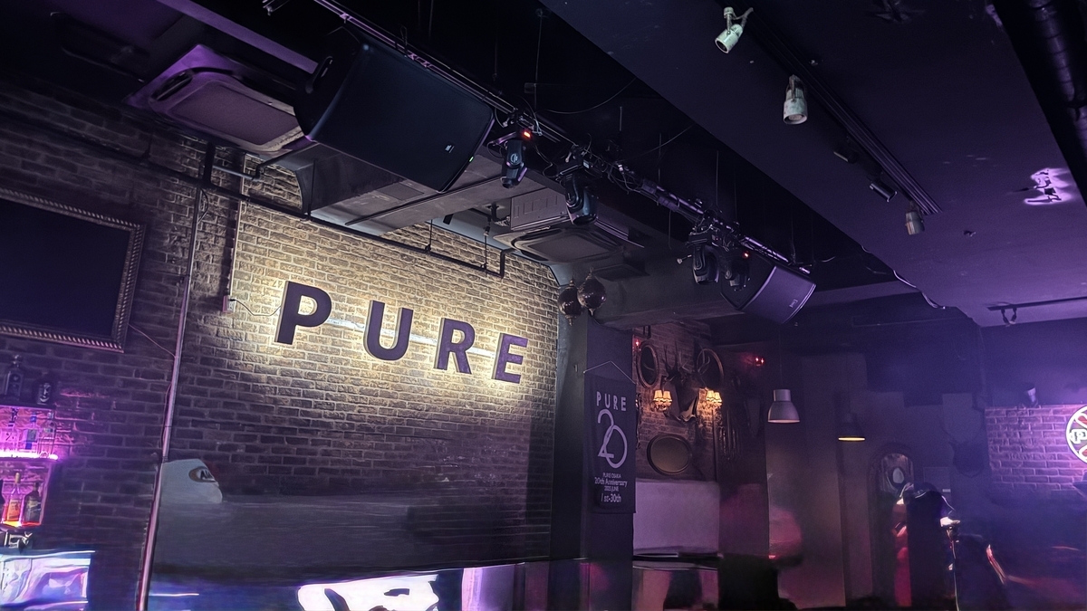 PURE OSAKAのメインフロアを撮影した照明に包まれたステージ前エリア