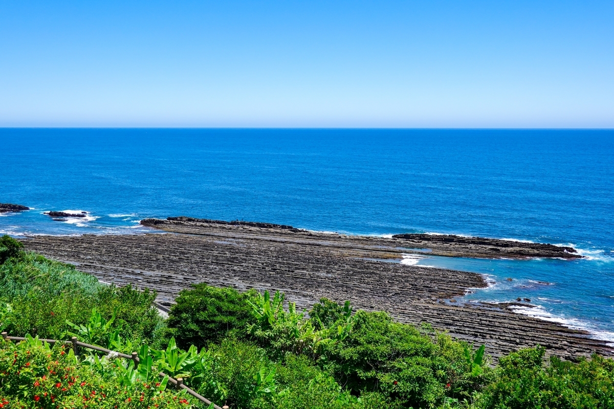 海岸に広がる層状の岩と青い太平洋を見渡す景色