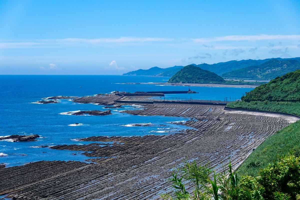 日南海岸に続く鬼の洗濯板の地形と緑豊かな斜面の眺め
