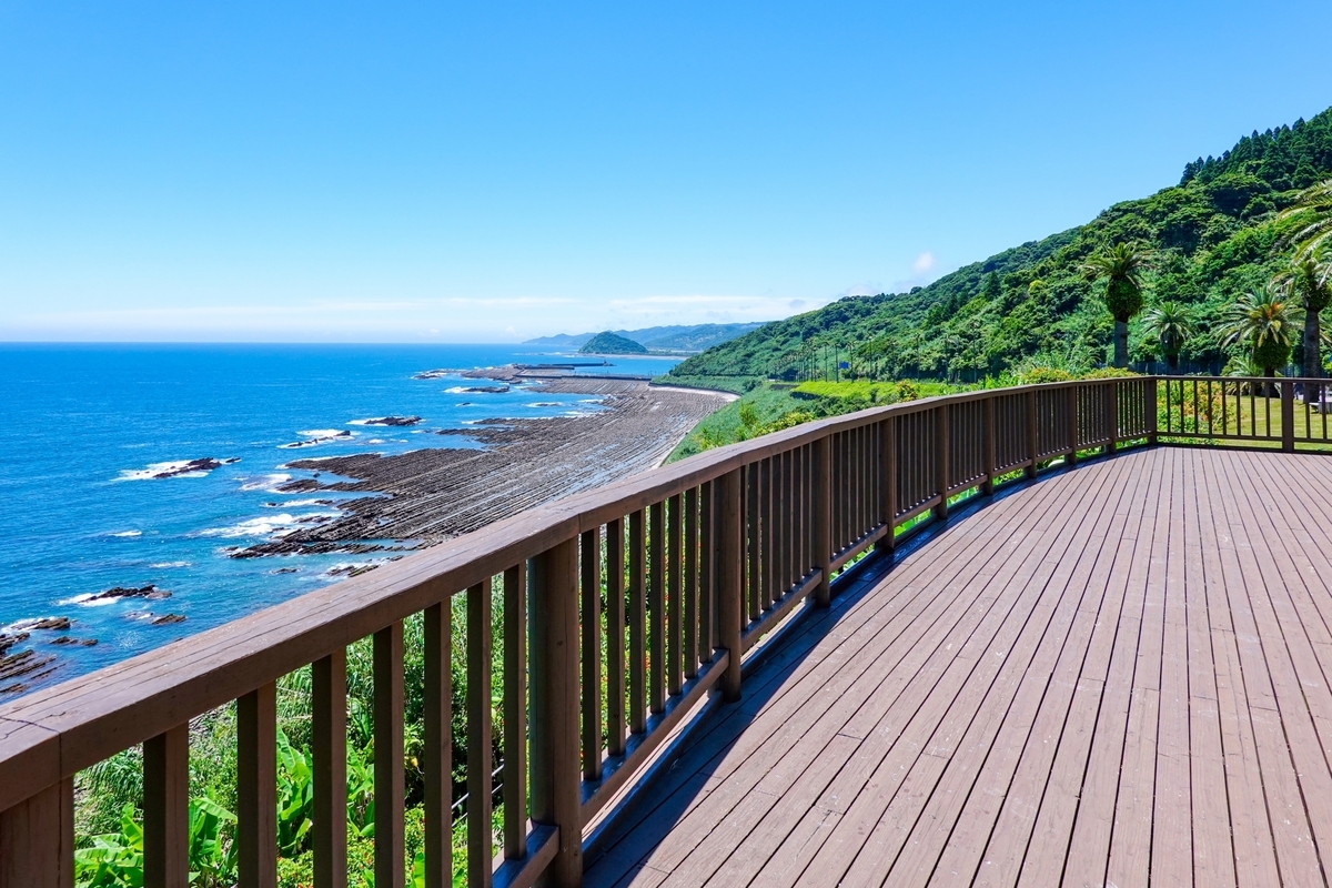 木製デッキから眺める鬼の洗濯板と青く広がる日南海岸の絶景