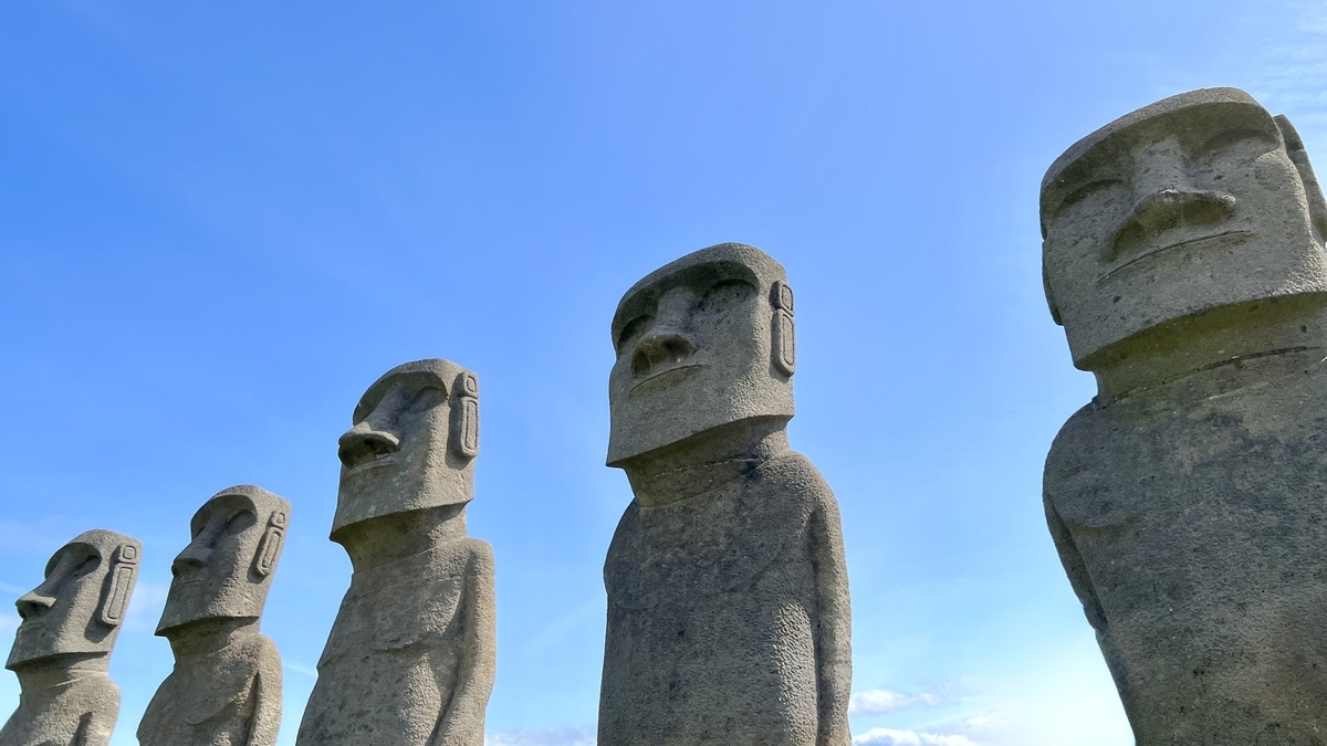 太平洋を背景に立つモアイ像を横からとらえた風景