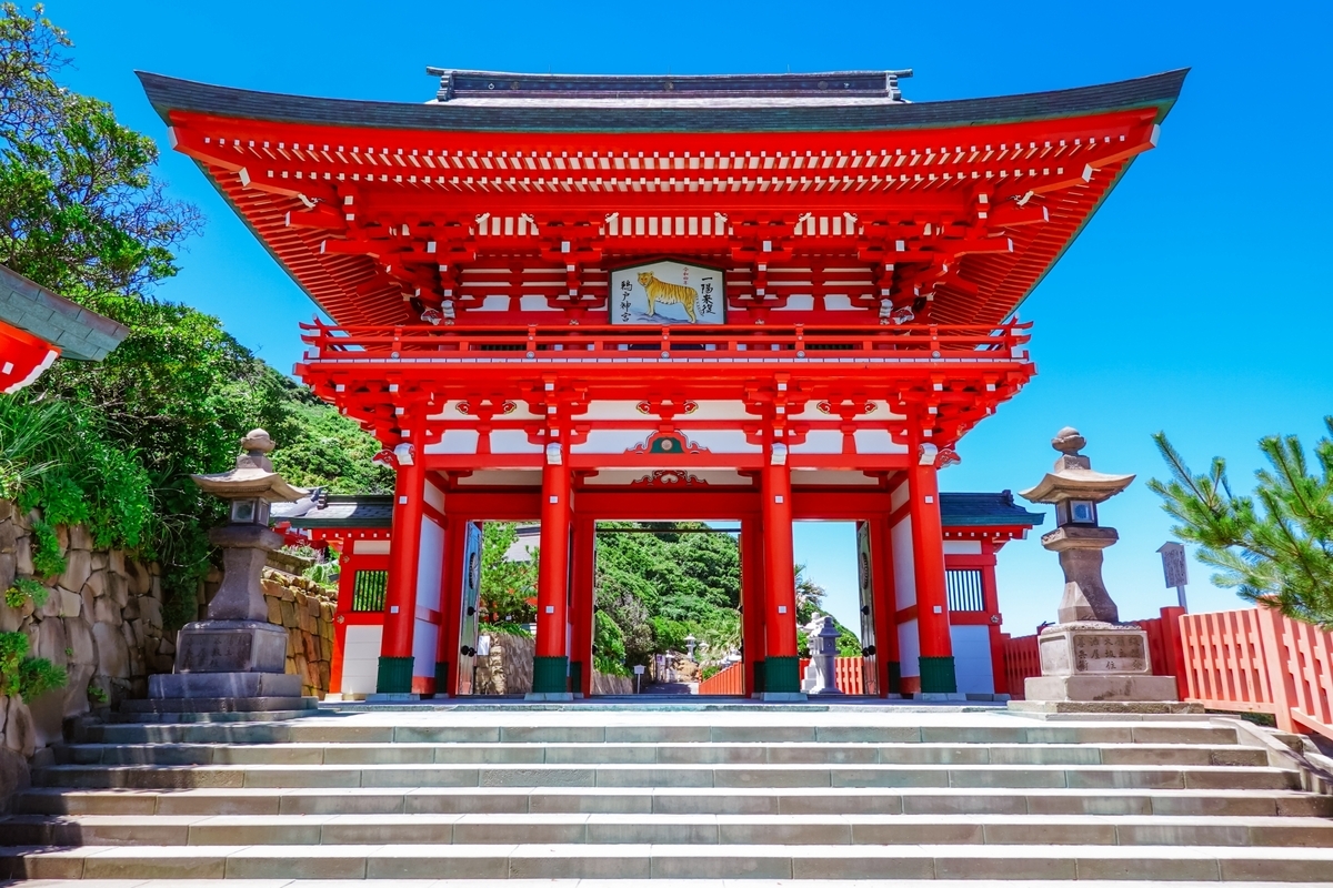 朱色の楼門が立つ鵜戸神宮の入口の様子