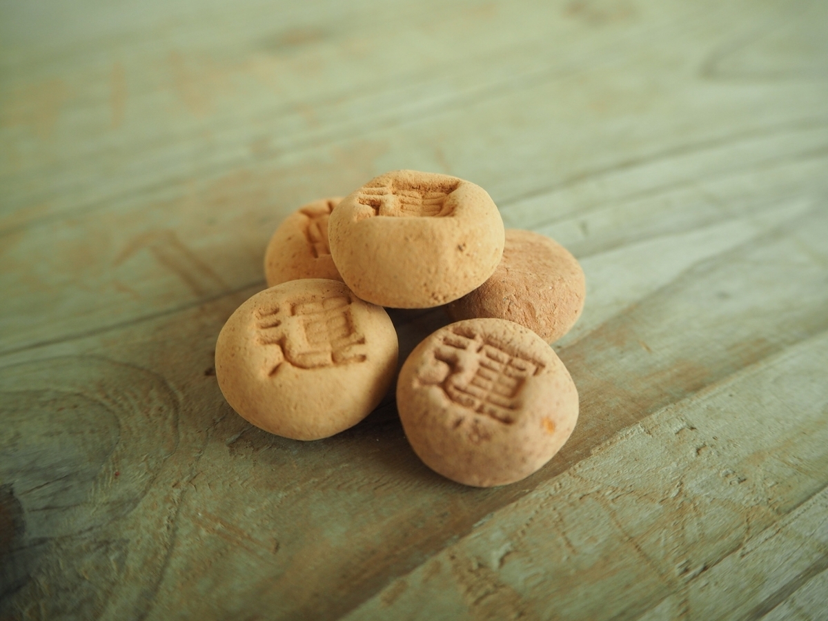 木の台に置かれた運玉の様子