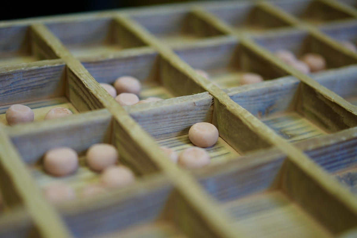 占い棚に並ぶ運玉の入った木箱