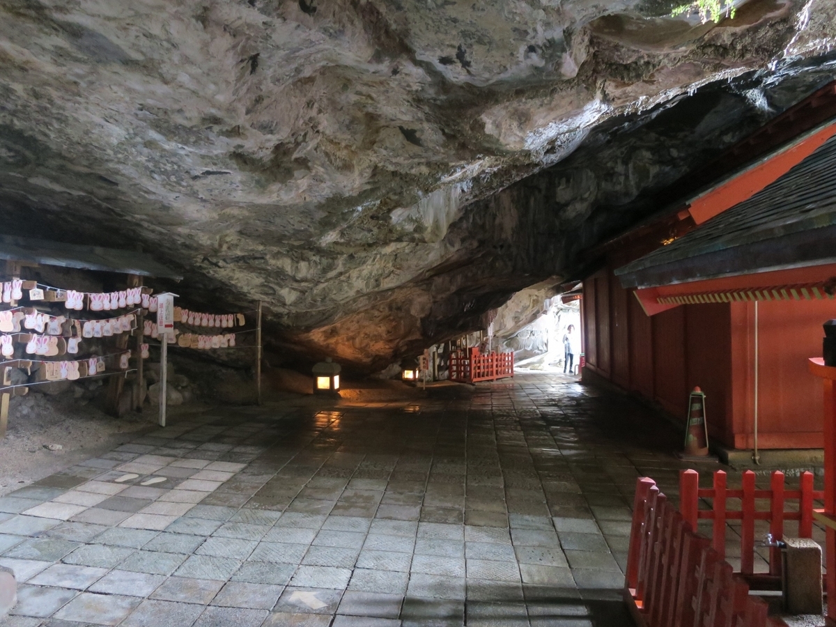 洞窟内に伸びる鵜戸神宮のお乳岩と参道の様子