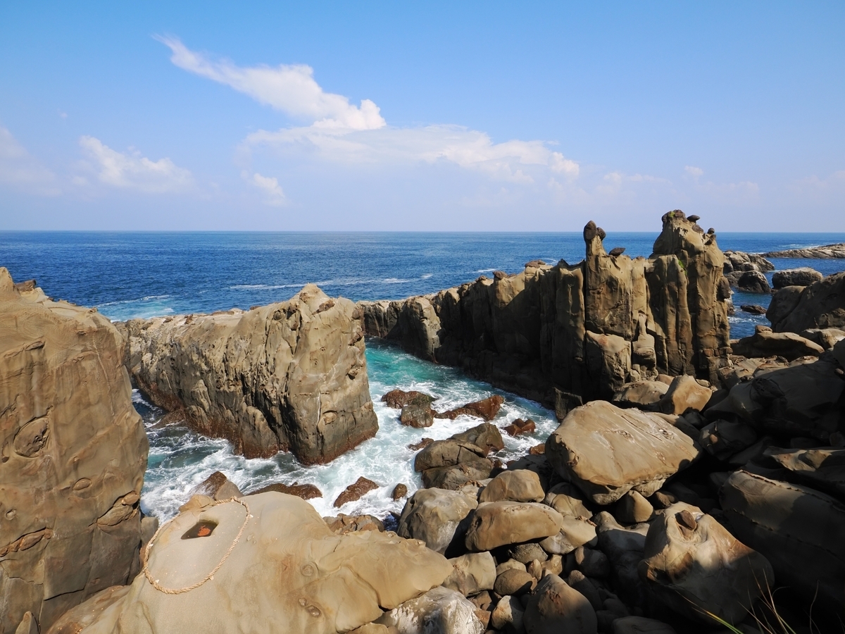 波が打ち付ける奇岩が連なる海岸の風景