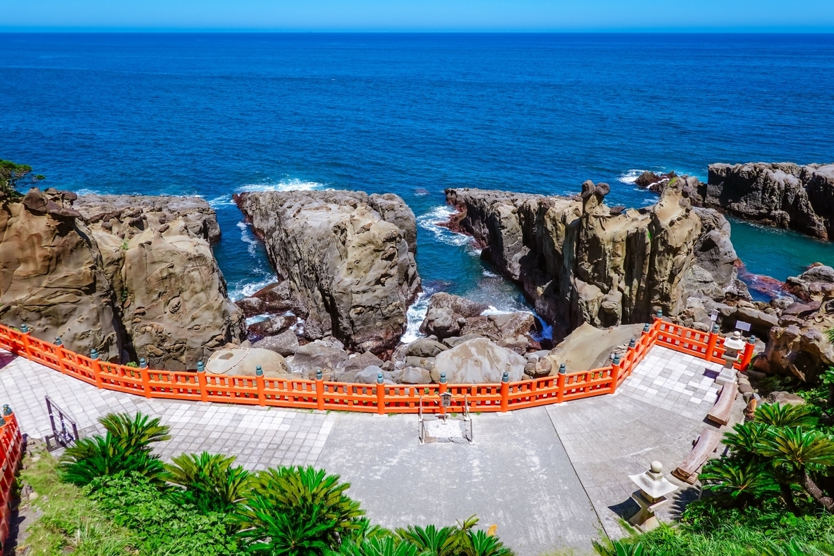 朱色の柵と奇岩が並ぶ太平洋沿いの遊歩道の眺め