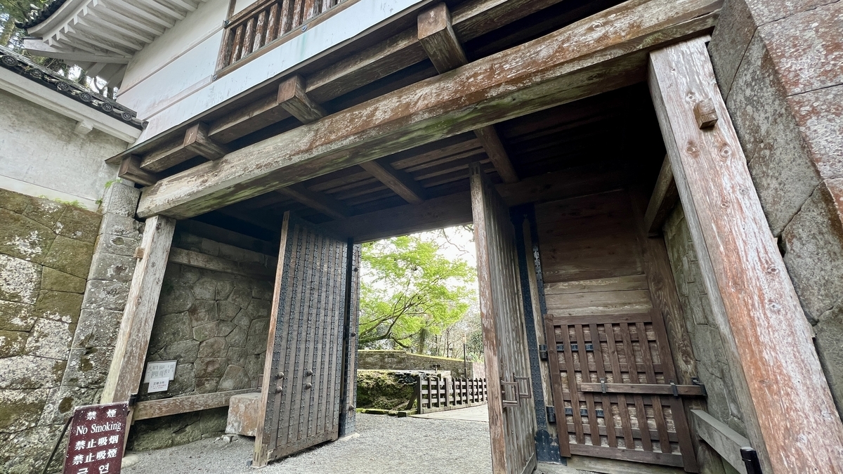 飫肥杉の柱と土塀に挟まれた大手門通路の様子