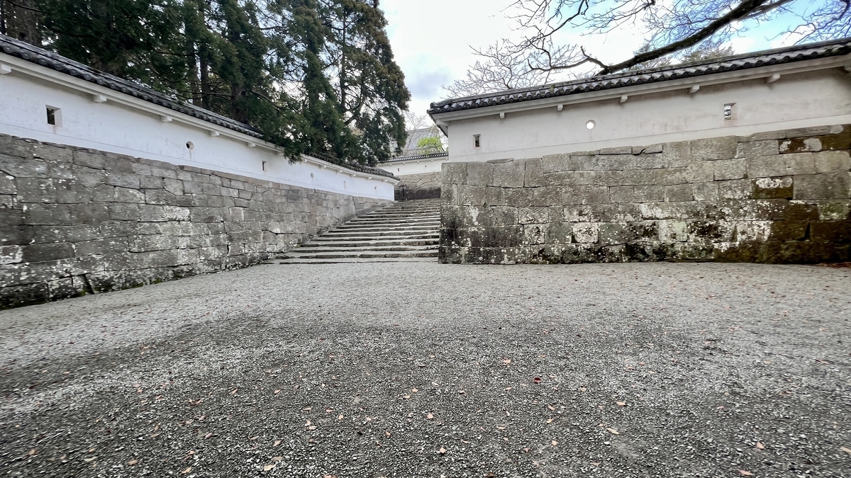 枡形虎口を示す高い土塀が囲む広い空間
