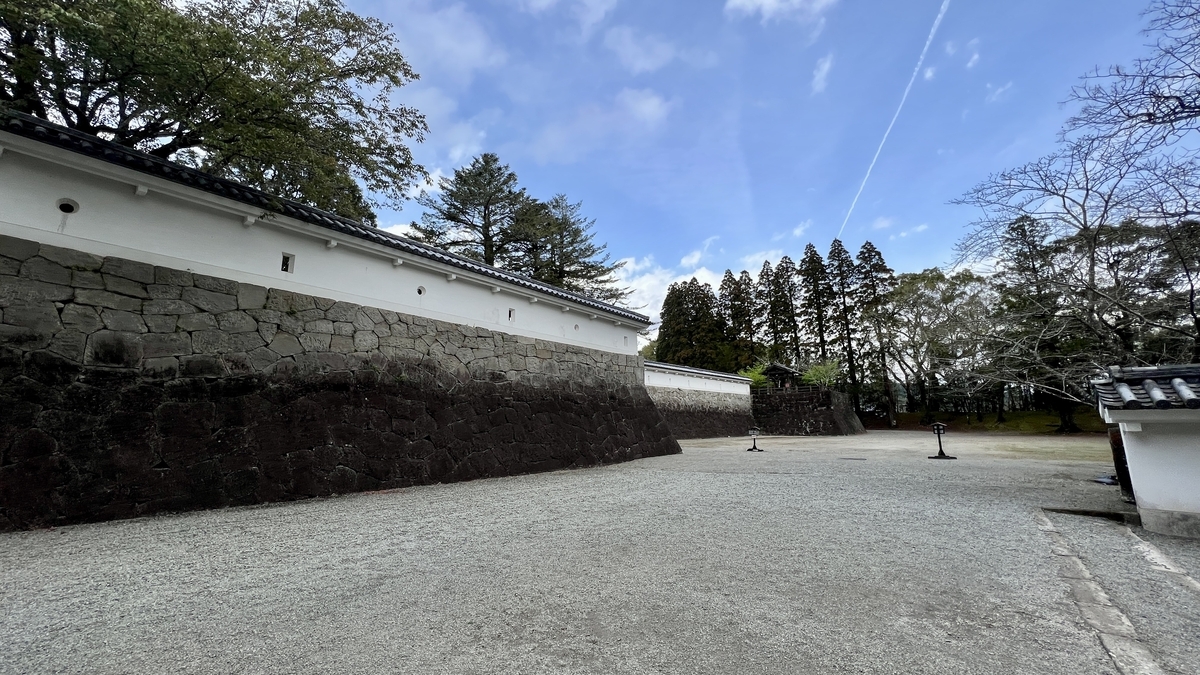 枡形虎口内部から見た土塀と弓形の通路の奥行き