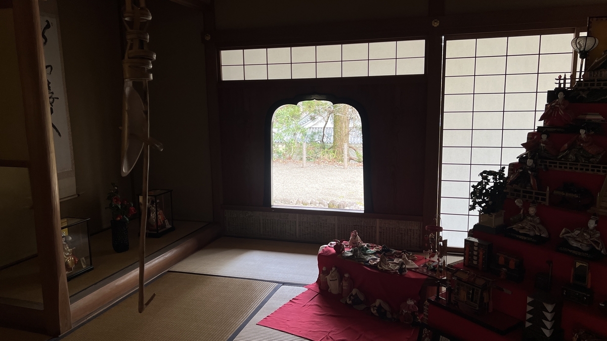 畳の間に飾られた雛人形と昔の暮らしを感じる茶室の風景