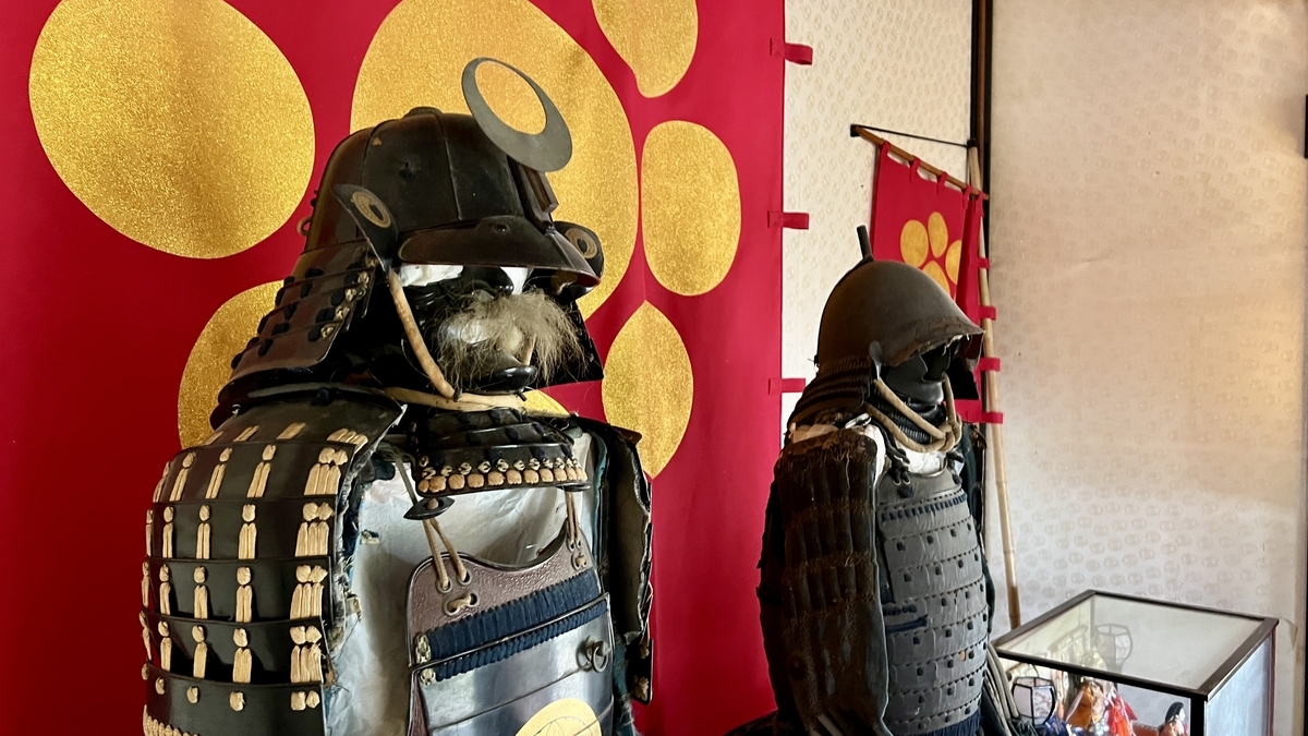 甲冑が展示された松尾の丸内部の見学スペース