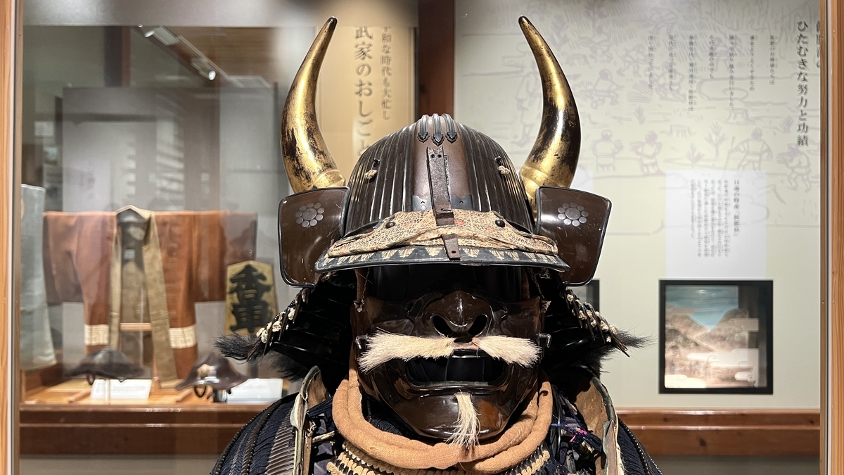 武士の甲冑がガラスケース越しに展示された資料館内部の展示