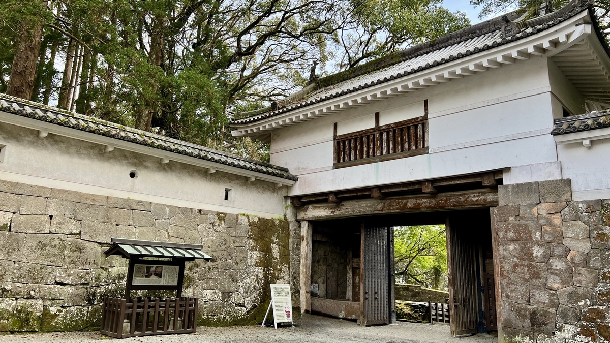 飫肥城跡に残る石垣と門跡の景色