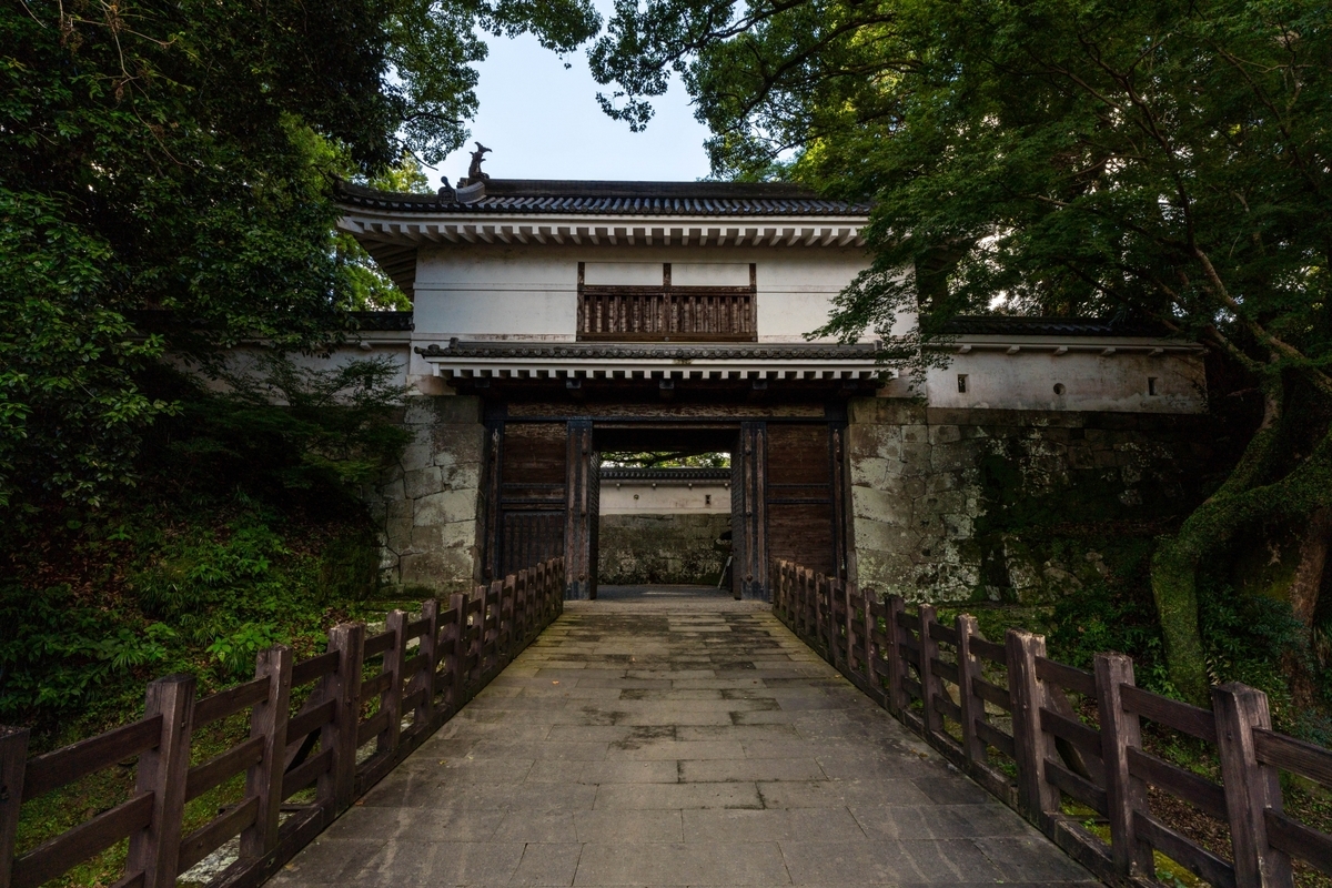 飫肥杉に囲まれた大手門と城の入口風景