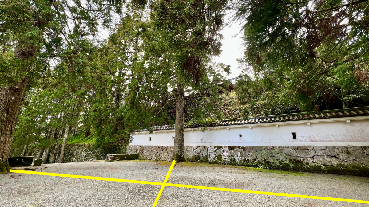 しあわせ杉の位置関係を示す案内表示と周囲の飫肥杉の風景