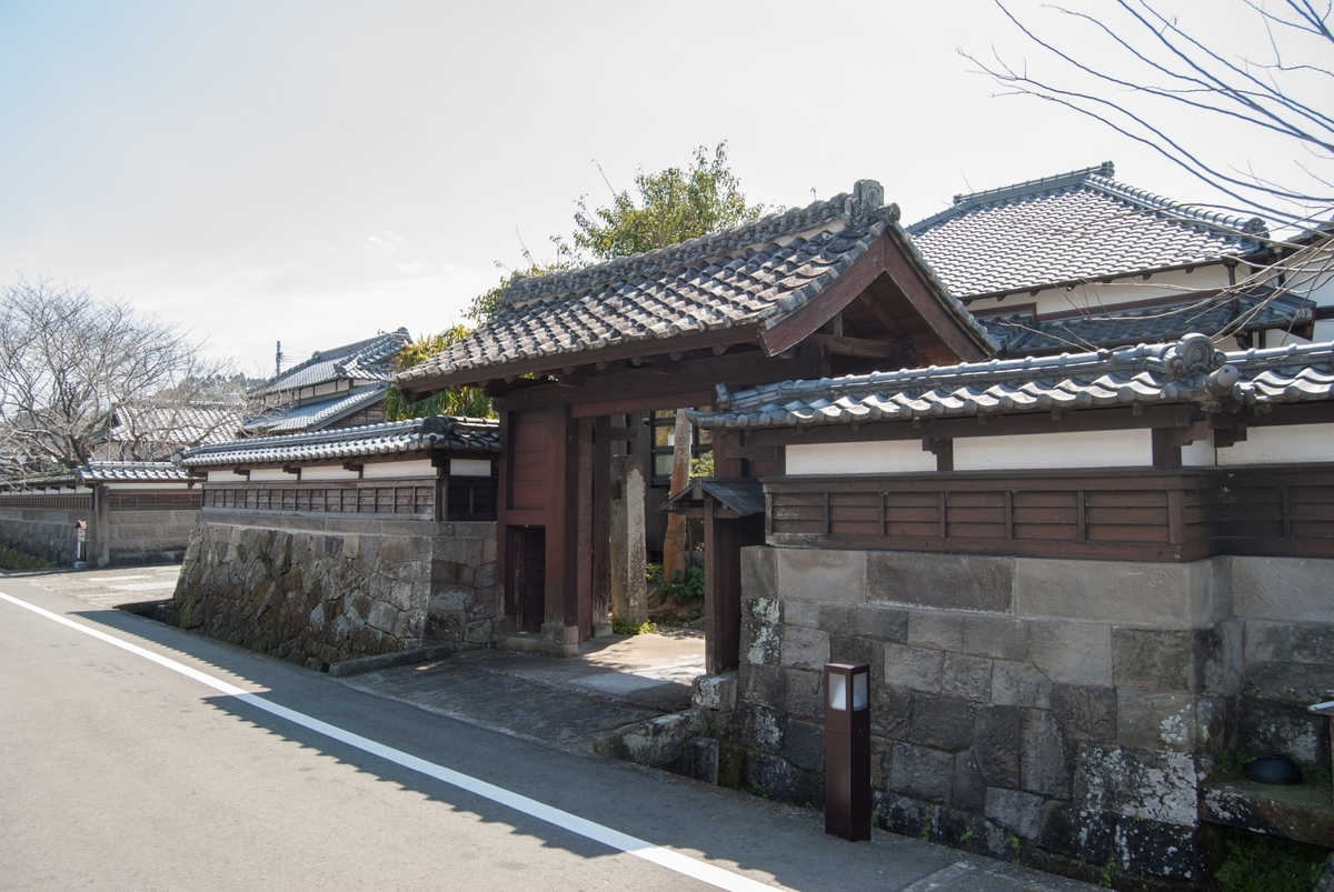 飫肥石の石垣と生垣に囲まれた武家屋敷の通り景観