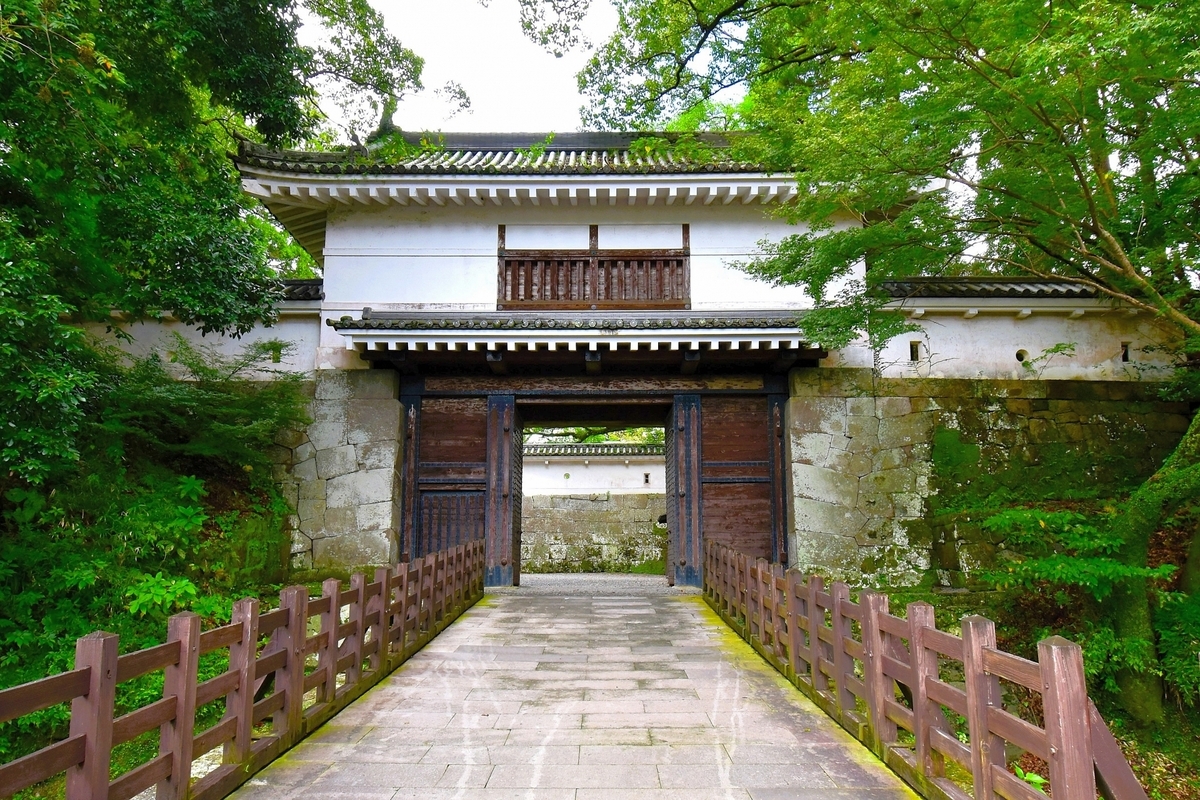 飫肥城の大手門と石垣のある堂々とした入口風景
