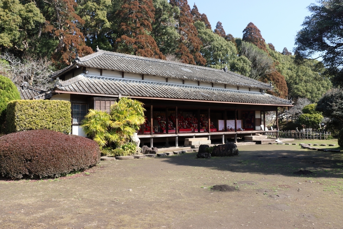 庭園を臨む豫章館の落ち着いた武家屋敷全景