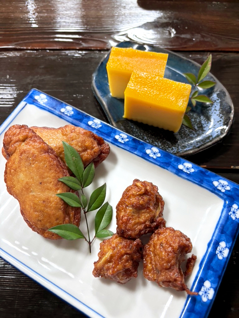 おび天と厚焼き玉子が並んだ皿の食卓写真