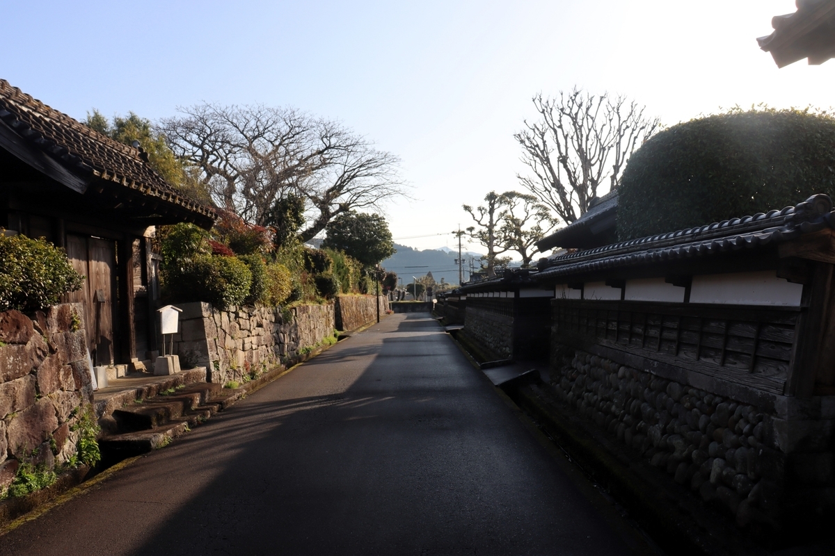 武家屋敷の石垣と塀が続く静かな通りの景観