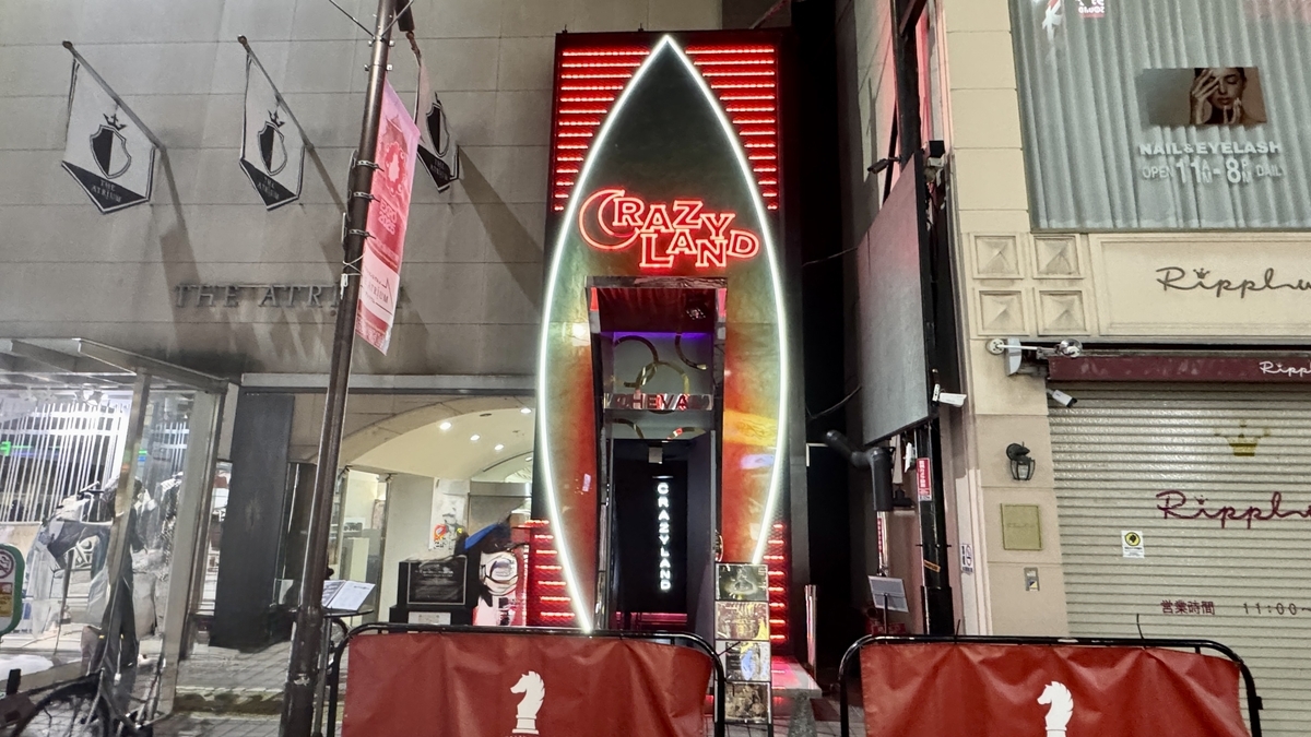 CRAZYLANDCHEVALの入り口正面とライトアップされた赤い装飾