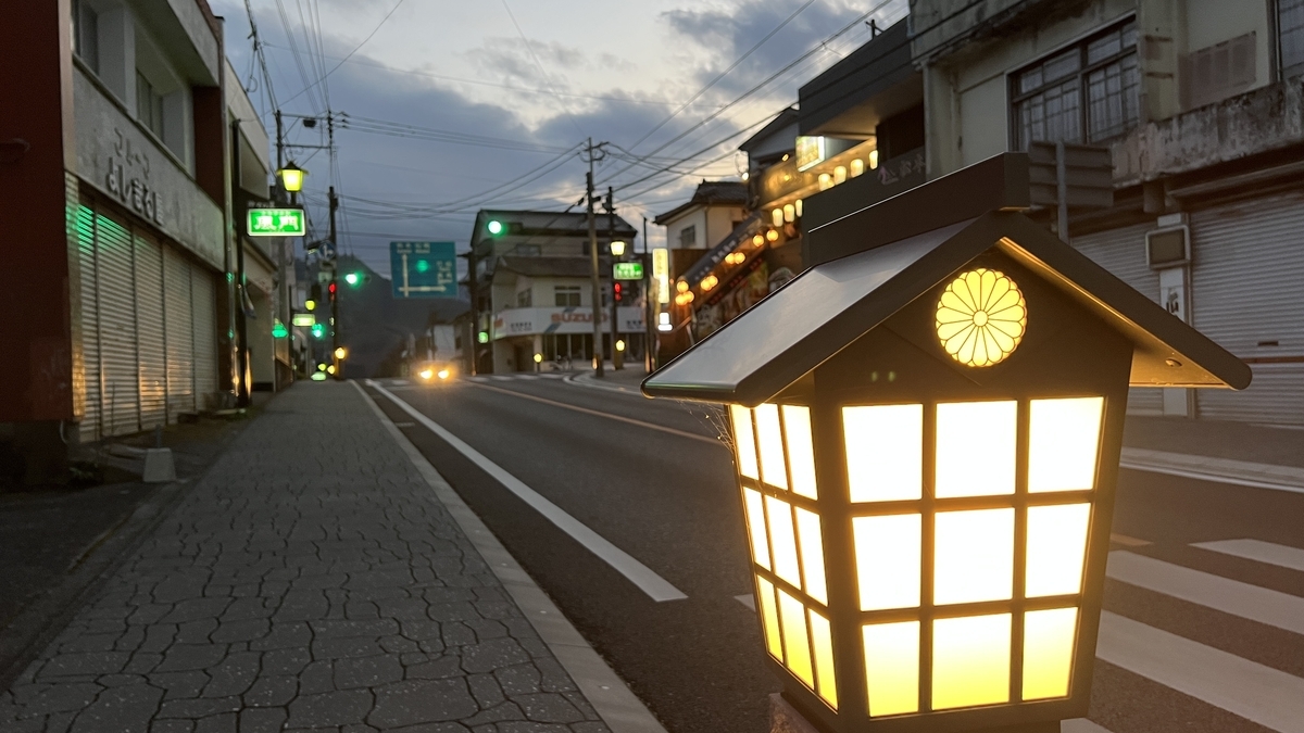 夕暮れの高千穂町 神殿通り沿いの静かな町並み