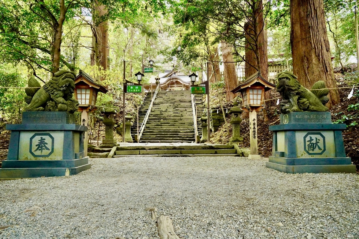 高千穂神社の石段と狛犬が並ぶ参道入口の風景