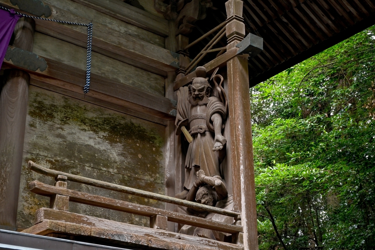 高千穂神社本殿に彫られた鬼八退治の木彫