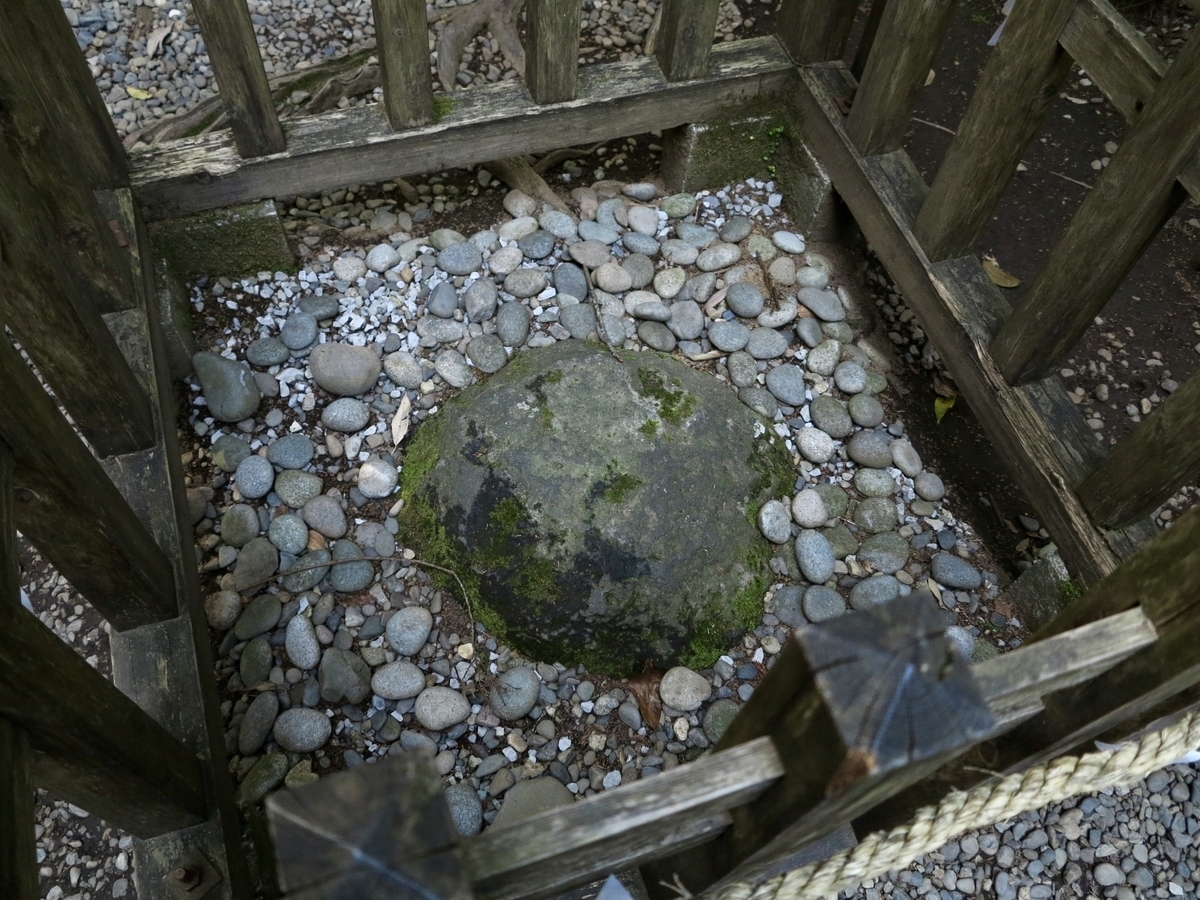 囲いの中に安置された高千穂神社の鎮石の近景