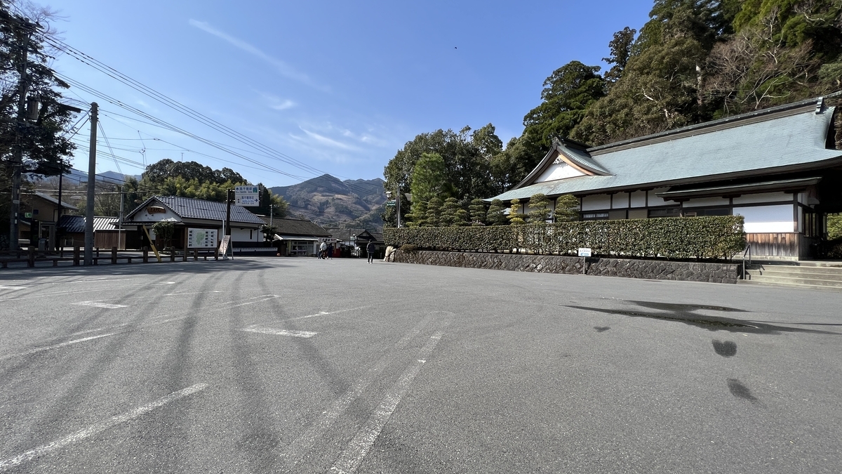 高千穂神社の無料駐車場と境内建物が並ぶ様子