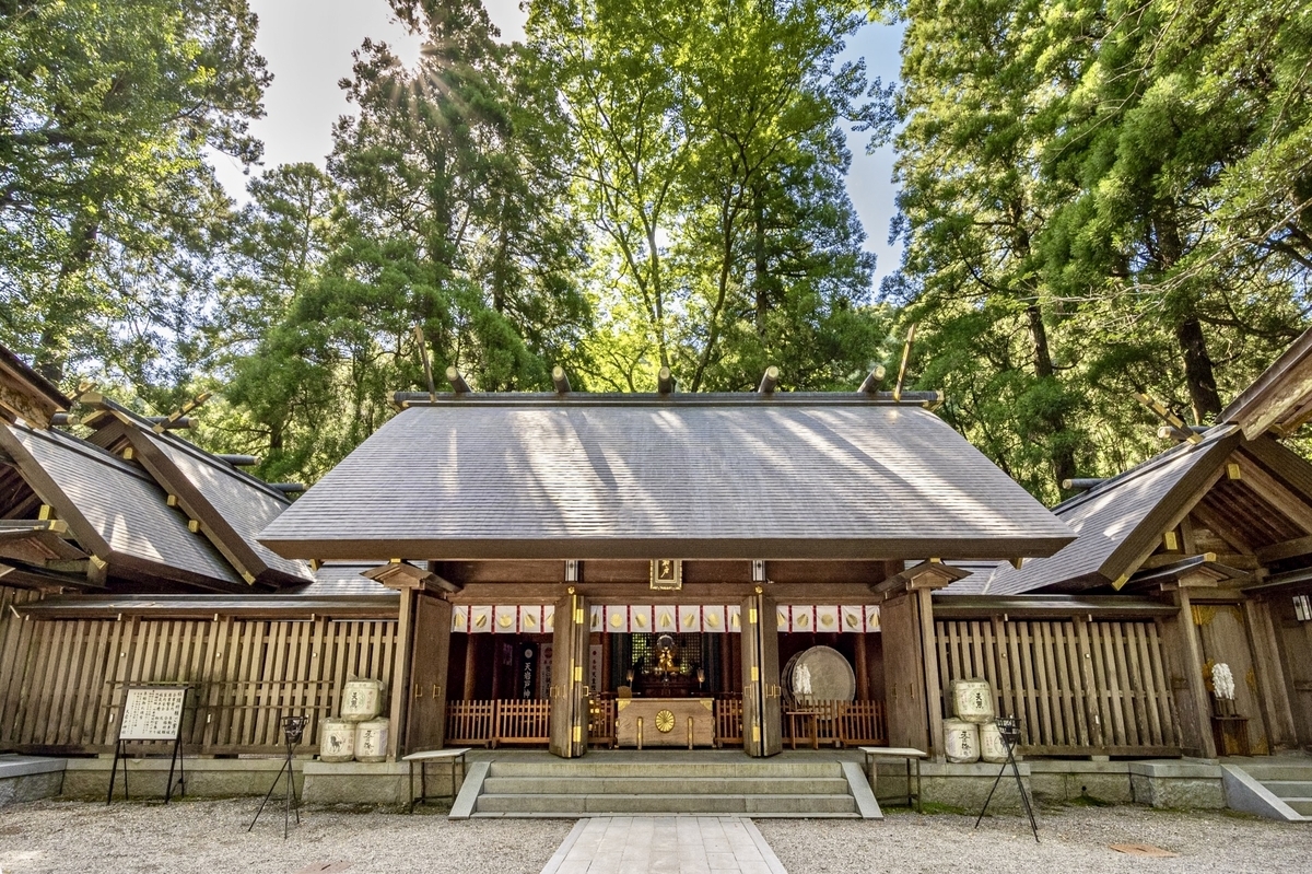 天岩戸神社西本宮の拝殿正面と木立に囲まれた境内の様子