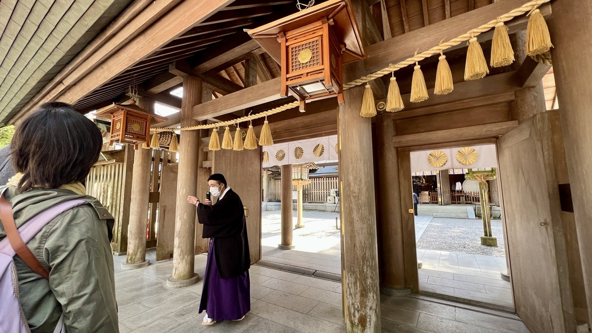 西本宮拝殿前で神職の案内を待つ参拝者の様子