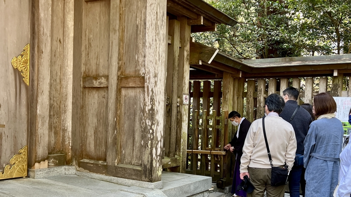 天岩戸遥拝の順番を待つ参拝者と拝殿横の通路