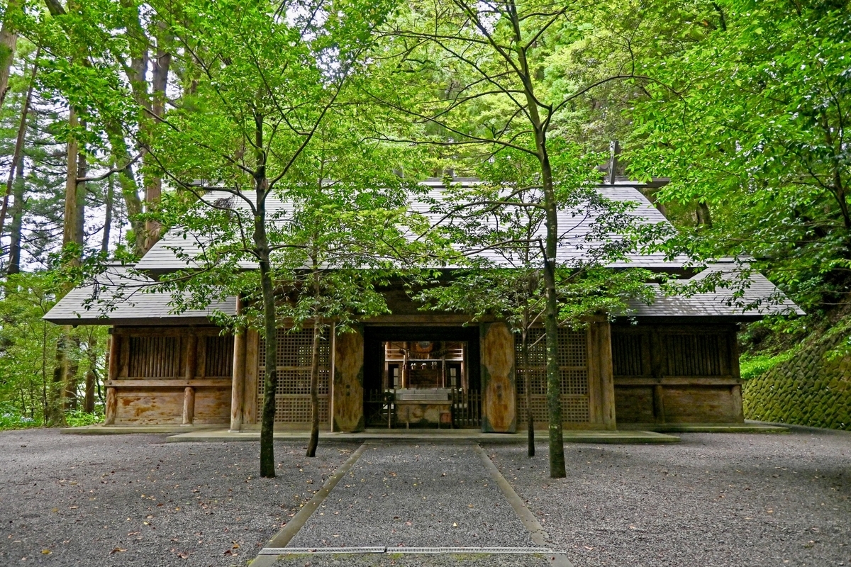 森に包まれた天岩戸神社東本宮の社殿正面