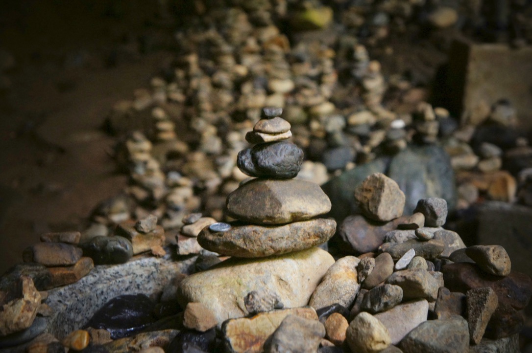 参拝者の願いが込められた天安河原の積み石