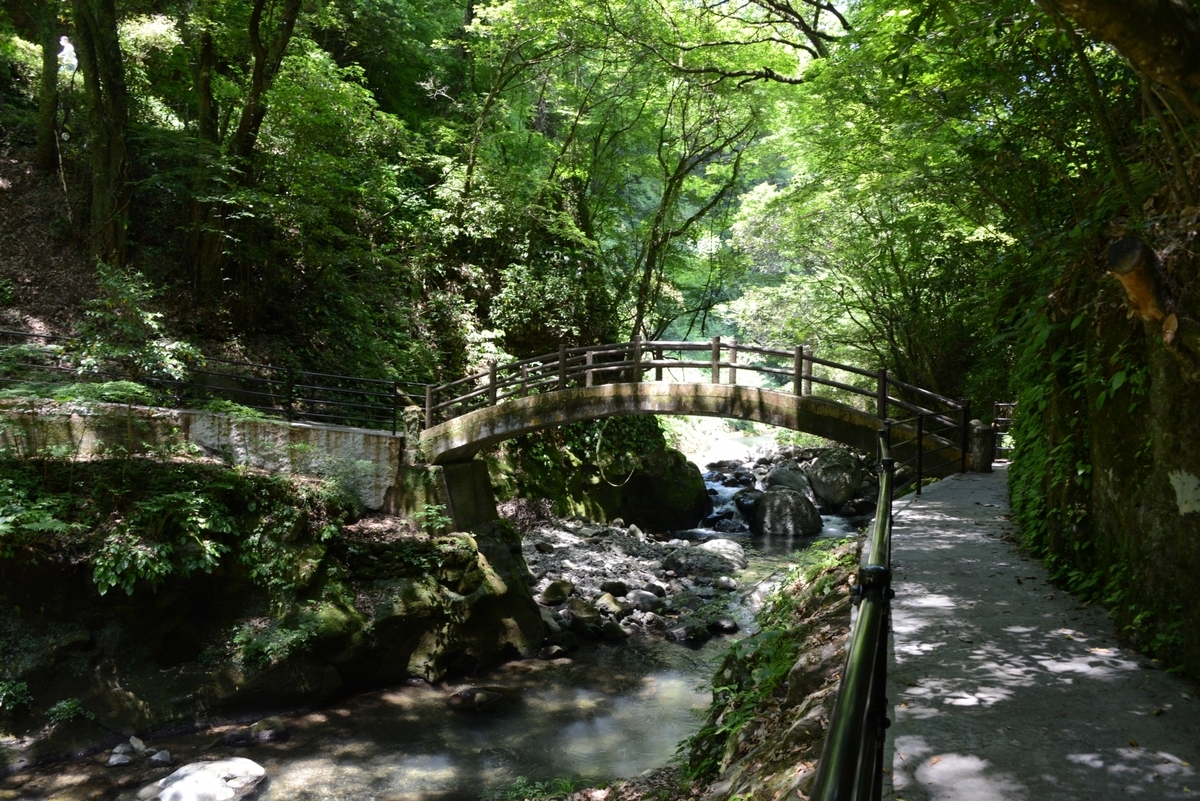 岩戸川沿いに架かる橋と天安河原へ続く遊歩道