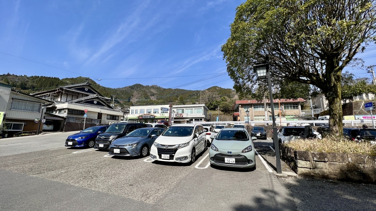 天岩戸神社西本宮前にある無料駐車場と並んで停まる乗用車