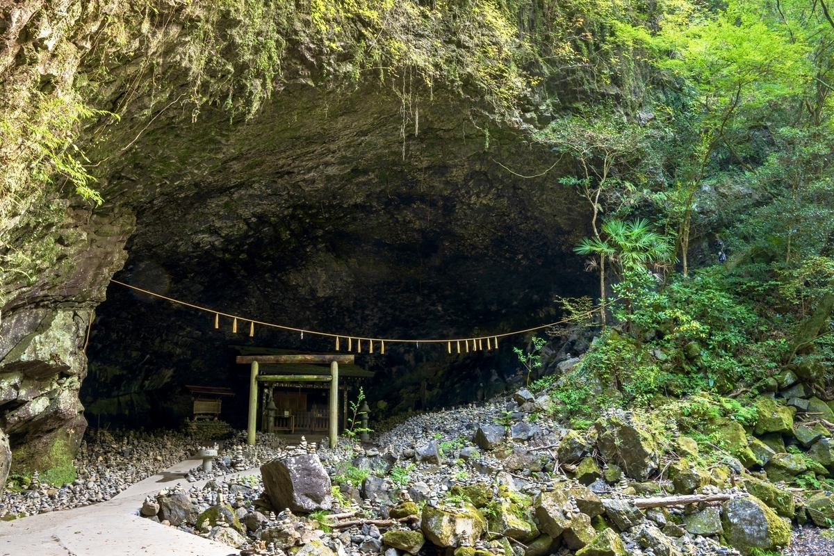 天安河原の大洞窟仰慕窟と鳥居が並ぶ神話の舞台