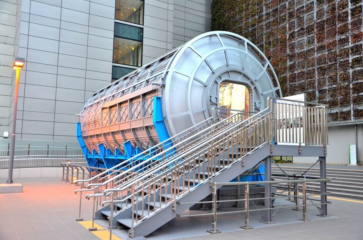 国際宇宙ステーションきぼう実物大模型の円筒形モジュールと見学用階段