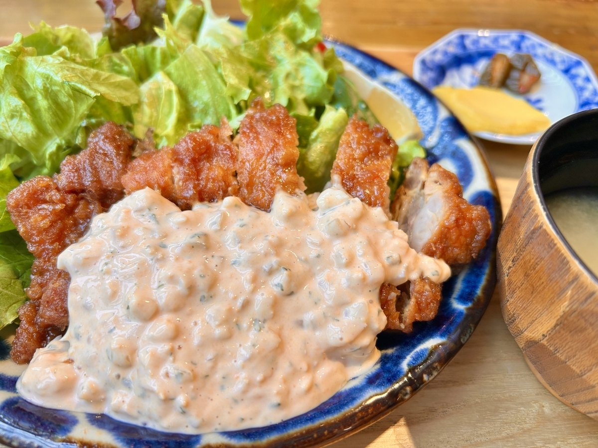 チキン南蛮にタルタルソースをかけた定食