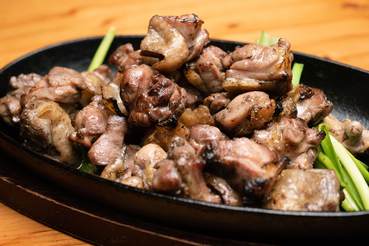 地鶏の炭火焼きを鉄板で盛り付けた一皿